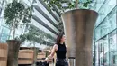 Tampil serba hitam, Michelle Ziudith kenakan sleeveless halterneck, celana hitam, dan sneakers [instagram/michelleziu]