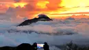 <p>Pengunjung mengambil gambar Gunung Merapi dari atas Gunung Merbabu di Selo, Boyolali, Jawa Tengah, Sabtu (2/2/2019). Aktivitas Gunung Merapi dalam beberapa hari terakhir masih tinggi dan masih berada di level 2 atau waspada. (Merdeka/Arie Basuki)</p>