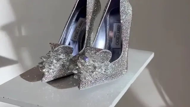 Heels  Jimmy Choo.   [Dok. @sandrachoiofficial]