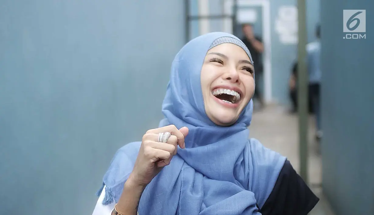 Artis Nikita Mirzani memberikan keterangan kepada awak media di kawasan Tandean, Jakarta, Rabu (17/7). Perubahan Dipo Latief, kata Nikita, dikarenakan lingkungan. Dia menuding orang-orang di sekitar Dipo punya pengaruh buruk. (Liputan6.com/Faizal Fanani)