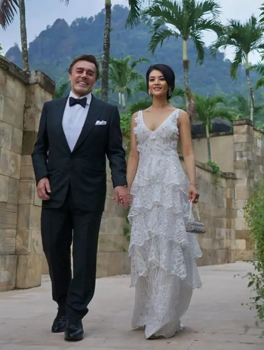 <p>Sementara itu, sang suami tampil dengan jas hitam senada dengan celana panjangnya. Dipadukan dasi kupu-kupu hitam dan inner kemeja putih. [@farahquinnofficial]</p>