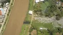 Foto udara Sungai Citarum (kiri) dan Citarum Lama di kawasan Cicukang, Bandung, Jawa Barat, Rabu (3/4). Pemerintah berencana merevitalisasi Sungai Citarum dalam enam tahun ke depan. (Liputan6.com/Herman Zakharia)