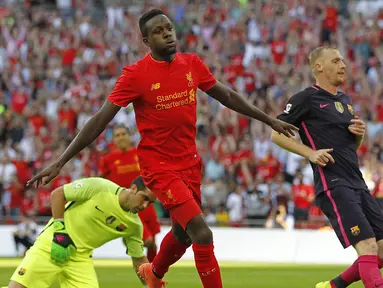 Penyerang Liverpool, Divock Origi, merayakan gol yang dicetaknya ke gawang Barcelona pada laga ICC 2016 di Stadion Wembley, London, Inggris, Sabtu (6/8/2016). Liverpool berhasil menang 4-0 atas Barcelona. (AFP/Ian Kington)