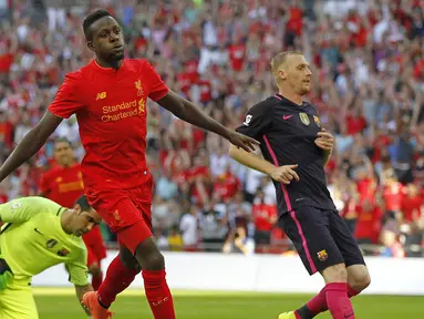 Penyerang Liverpool, Divock Origi, merayakan gol yang dicetaknya ke gawang Barcelona pada laga ICC 2016 di Stadion Wembley, London, Inggris, Sabtu (6/8/2016). Liverpool berhasil menang 4-0 atas Barcelona. (AFP/Ian Kington)