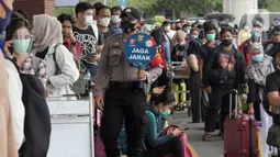 Polisi mengingatkan jaga jarak saat calon penumpang mengntre untuk rapid test antigen di Terminal 2 Bandara Soekarno-Hatta, Tangerang, Banten, Selasa (22/12/2020). Calon penumpang mengaku rata-rata antre hingga tiga jam untuk mendapatkan layanan rapid test antigen. (merdeka.com/Arie Basuki)