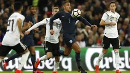 Gelandang Inggris, Jake Livermore, berusaha melewati kepungan pemain Jerman pada laga persahabatan di Stadion Wembley, London, Jumat (10/11/2017). Kedua negara bermain imbang 0-0. (AP/Kirsty Wigglesworth)