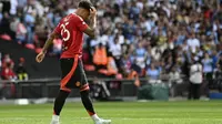 Winger Manchester United, Jadon Sancho, gagal mengeksekusi penalti saat timnya takluk 6-7 (1-1) dari Manchester City pada laga Community Shield 2024 di Stadion Wembley, London, Sabtu (10/8/2024) malam WIB. (AFP/Justin Tallis)