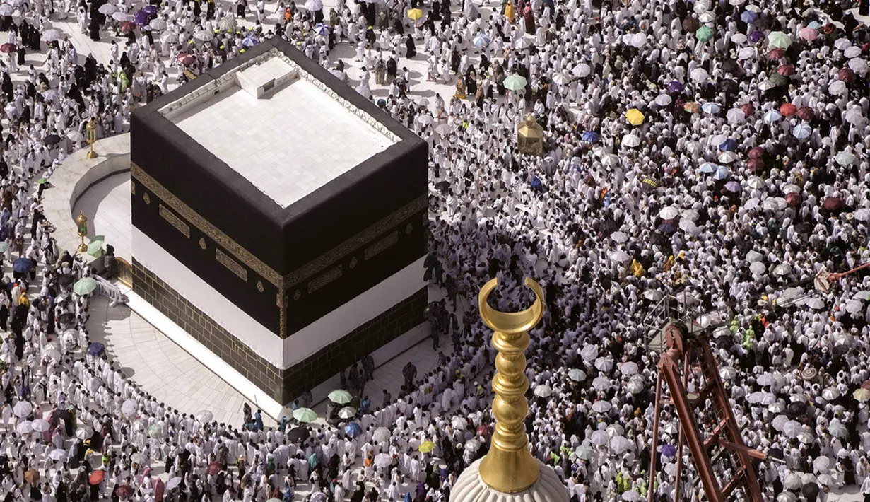 <p>Pada Minggu malam waktu setempat, para peziarah akan mulai melakukan perjalanan ke Mina, sekitar 8 km (5 mil) dari Masjidil Haram, sebelum mereka berkumpul di Gunung Arafat, tempat di mana Nabi Muhammad diyakini telah menyampaikan khotbah terakhirnya. (AP Photo/Amr Nabil)</p>