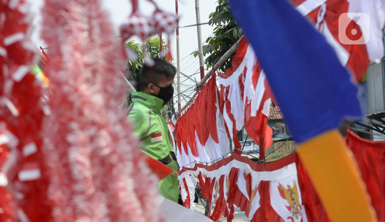 Pembeli memilih pernak-pernik HUT Kemerdekaan RI di Jalan Siliwanggi, Pamulang, Tangerang Selatan, Banten, Kamis (30/7/2020). HUT Kemerdekaan RI tahun ini warga kurang antusis dibandingkan pada tahun sebelumnya karena pandemi COVID-19. (merdeka.com/Dwi Narwoko)