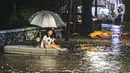 Anak-anak berada di perahu karet saat banjir di kawasan Kemang, Jakarta, Selasa (4/10/2022). Jalan Kemang Utara IX tak bisa dilalui oleh kendaraan. Banjir menggenangi kawasan Pasar Kambing dan sejumlah rumah penduduk. (Liputan6.com/Faizal Fanani)