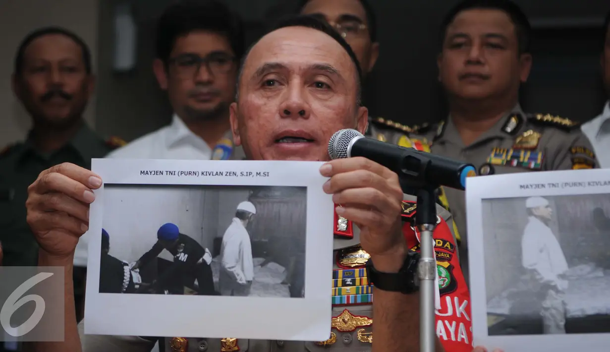 Kapolda Metro Jaya, Irjen Pol Mochammad Iriawan menunjukkan gambar Mayjen (Purn) Kivlan Zein jelang ditangkap, Jakarta, Selasa (6/12). Iriawan memastikan penangkapan Kivlan Zein, sudah sesuai prosedur hukum. (Liputan6.com/Gempur M Surya)