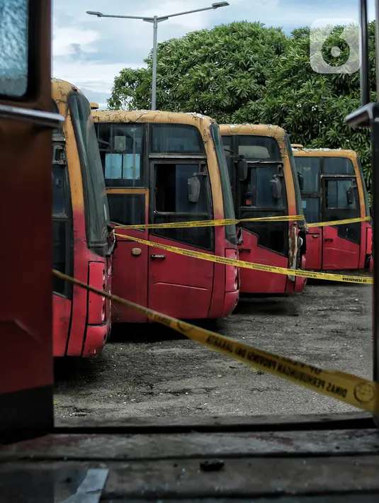 Diketahaui, bus TransJakarta umumnya memiliki masa pakai lima tahun. Bila ada bus yang target kilometernya belum tercapai, kontrak pemakaian bus akan diperpanjang hingga tujuh tahun.  (merdeka.com/Iqbal S. Nugroho)