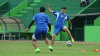 Pemain Arema Cronus, Esteban Vizcarra mengontrol saat mengikuti latihan perdananya jelang Piala Jenderal Sudirman di Stadion Gajayana, Malang, Jawa Timur, Rabu (4/11/2015). (Bola.com/Kevin Setiawan)