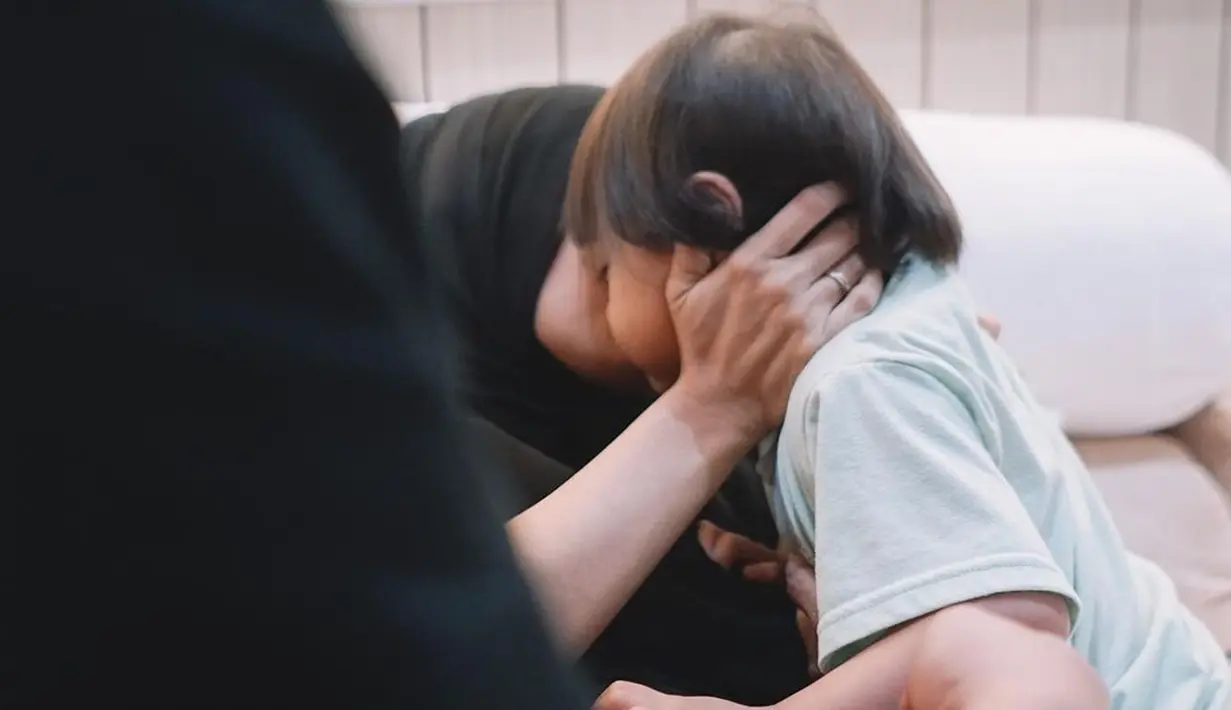 Anak pertama berjenis kelamin perempuan dan anak kedua berjenis kelamin laki-laki, keluarga kecil Asri Kasura dan Arsyadan Qisthi tentunya terasa lengkap. Bayi menggemaskan itu bernama Kemas Muhammad Ashraf Qisthi. Diungkapkan oleh Asri Kasura jelang persalinan, anak pertamanya, Arumi, sempat sedih dan menangis seharian karena belum siap untuk punya adik. (Liputan6.com/IG/@asrikasura)