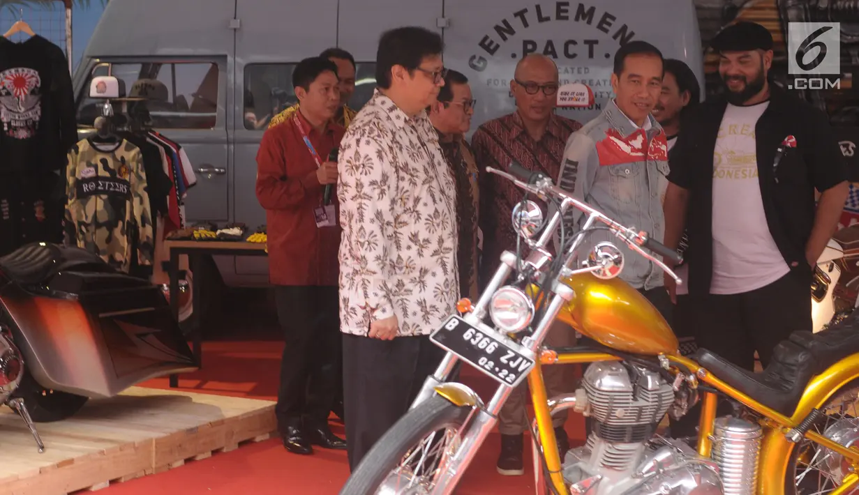 Presiden RI, Joko Widodo (kedua kanan) melihat salah satu stand motor customs yang dipamerkan pada Indonesia International Motor Show 2018 di JIExpo, Jakarta, Kamis (19/4). 38 merek kendaraan dipamerkan di IIMS 2018. (Liputan6.com/Helmi Fithriansyah)