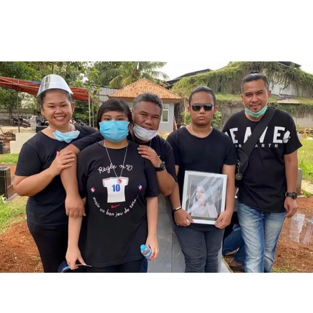 Mendiang Ovie Artha (https://www.instagram.com/p/CFtpPIkl46K/)