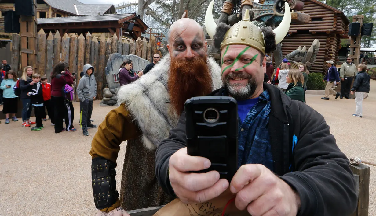 Pengunjung berselfie mengenakan kostum di Busch Gardens di Williamsburg, Virginia (7/4). Pengunjung berdandan dan mengenakan kostum yang berteman Viking. (AP Photo/Steve Helber)