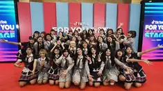 Penampilan kolaborasi antara MNL48 dan JKT48 menjadi salah satu yang ditunggu penonton "TikTok For You Stage". Sebelum tampil bersama, kedua grup perempuan itu tentu mempersembahkan lagu hits mereka masing-masing. Penampilan memukau pun diperlihatkan oleh MNL48 yang baru pertama kali datang ke Indonesia. (Liputan6.com/IG/@mnl48official)