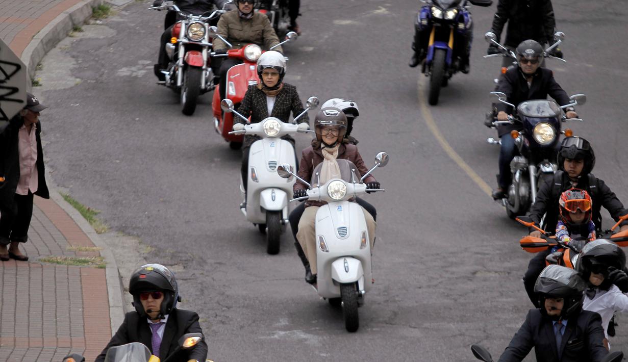 Sejumlah pecinta motor klasik menyemarakkan konvoi Distinguished Gentleman's Ride 2016 di Quito, Ekuador, Minggu (25/9). Distinguished Gentleman's Ride 2016 merupakan kegiatan amal untuk penderita kanker prostat di seluruh dunia. (REUTERS / Kevin Granja)