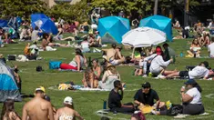 Orang-orang bersantai sembari duduk berjauhan di sejumlah area yang diberi tanda lingkaran guna memastikan dilakukannya jaga jarak sosial (social distancing) di tengah pandemi COVID-19 di sebuah taman di San Francisco, Amerika Serikat (AS), pada 24 Mei 2020. (Xinhua/Li Jianguo)