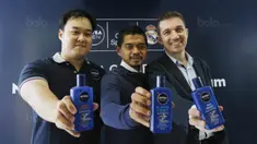 Bambang Pamungkas bersama Tomasz Schwarz dan Michael Suwito saat acara peluncuran produk Nivea Men di Jakarta, Selasa, (5/9/2017). Nivea mengeluarkan produk baru berupa sabun muka cair untuk pria. (Bola.com/M Iqbal Ichsan)