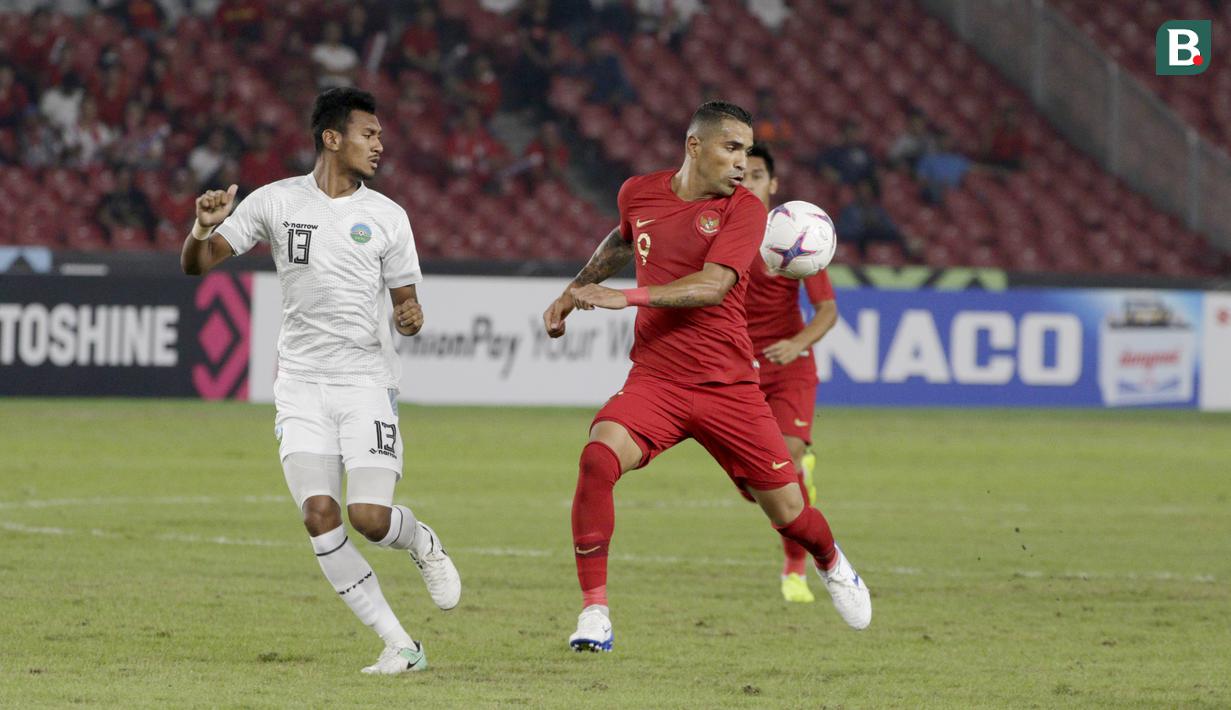 Striker Timnas Indonesia, Beto Goncalves, berusaha mengontrol bola saat melawan Timor Leste pada laga Piala AFF 2018 di SUGBK, Jakarta, Selasa (13/11). (Bola.com/Yoppy Renato)