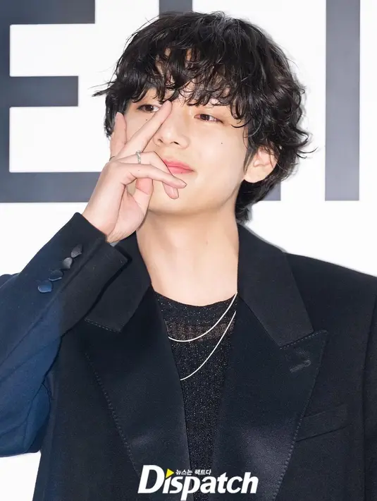 Sementara, V BTS memesona warganet dengan tatanan rambut wet look dan gaya kasual yang ciamik. [Foto:IG/koreadispatch].