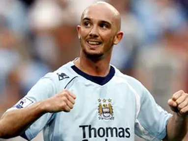 Manchester City&#039;s Irish midfielder Stephen Ireland gestures during their English Premier League football match against Chelsea at The City of Manchester Stadium in Manchester, on September 13, 2008. AFP PHOTO/ADRIAN DENNIS