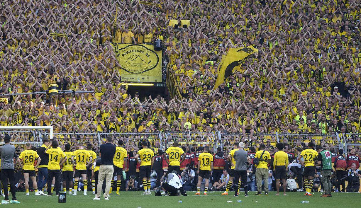 Skuad Borussia Dortmund menghampiri para suporter setelah berakhirnya laga menghadapi FSV Mainz pada laga pekan terakhir Liga Jerman 2022/2023 di Dortmund, Jerman (27/5/2023). Ditahan imbang FSV Mainz 2-2, Borussia Dortmund harus merelakan gelar juara Liga Jerman 2022/2023 menjadi milik Bayern Munchen. (AP Photo/Michael Probst)