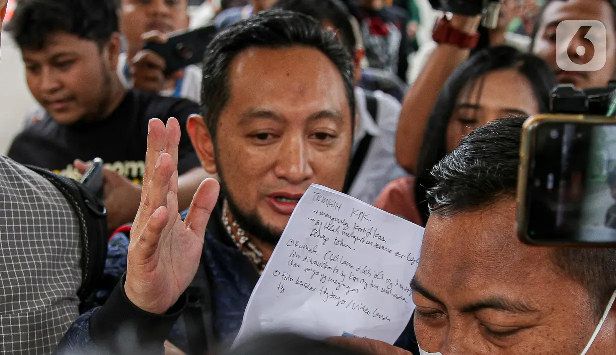 Andhi Pramono selaku Kepala Kantor Bea Cukai Makassar menjawab pertanyaan awak media usai menjalani pemeriksaan di Gedung Merah Putih KPK, Jakarta, Selasa (14/3/2023). Andhi Pramono mengklaim rumah mewah di kawasan Cibubur yang viral di media sosial merupakan milik orang tuanya dan hunian tersebut belum diwariskan kepadanya. (Liputan6.com/Faizal Fanani)
