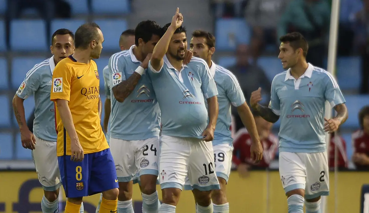 Pemain Celta Vigo, Nolito (C) merayakan gol setelah timnya menang 4-1 melawan Barcelona di Stadion Balaidos,  Vigo. (23/9/2015). (AFP Photo/Miguel Riopa)