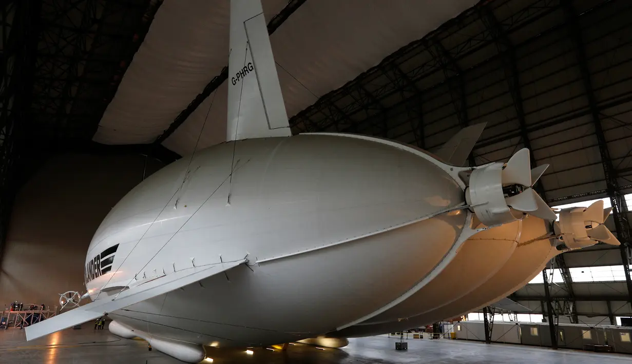 Gambar dari The Airlander 10 saat peluncuran media di Cardington Airfield, Bedfordshire, Senin (21/3). Pesawat yang di produksi oleh perusahaan Inggris, Hybrid Air Vihicles (HAV), ini diklaim menjadi pesawat terbesar di dunia. (ADRIAN DENNIS/AFP)