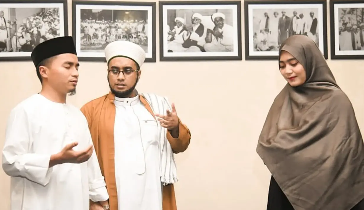 Kepergian Habib Hasan bin Jafar Assegaf membawa duka yang mendalam untuk Taqy Malik. Ia menuliskan pesan menyentuh untuk habib Pimpinan Majelis Taklim Nurul Musthofa tersebut. "Yaa Habibana, mungkin jasad engkau telah pergi meninggalkan kami. Namun engkau tetap ada di hati kami, selamat jalan sang maha guru," tulisnya. (Liputan6.com/IG/@taqy_malik)