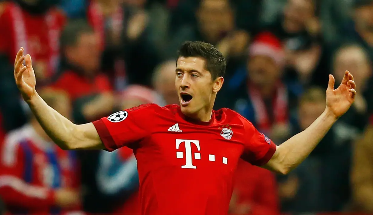 Penyerang Muenchen, Robert Lewandowski melakukan selebrasi usai mencetak gol kegawang Arsenal pada lanjutan Grup F liga champions di stadion Allianz Arena, Munich, Jerman (4/11). Muenchen menang atas Arsenal dengan skor 5-1. (Reuters/Michael Dalder) 