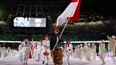 Baju adat Bali Payas Madya yang digunakan atlet surfer Indonesia, Rio Waida yang didapuk membawa bendera Merah Putih. (Foto: AFP/Odd Andersen)