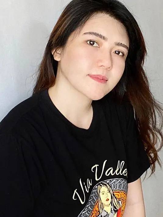 Bukan tanpa alasan Via Vallen naik truk tersebut. Tujuannya tentu saja untuk menghemat uang yang kemudian bisa dialokasikan membeli makanan. "Biar uang buat naik angkot itu bisa digunakan jajan," katanya (Instagram/viavallen)