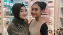 Bachmid bersaudara baru-baru ini sedang jadi sorotan, lantaran dua saudara Novia Bachmid yaitu Zilva Bachmid dan Nazwa Bachmid menjadi peserta Indonesian Idol XII. Namun, hanya Zilva yang berhasil membawa pulang golden ticket. Novia yang sudah lebih dulu terjun ke industri musik Tanah Air pun turut datang dan memberi dukungan. (Liputan6.com/IG/@zilvabachmid2)