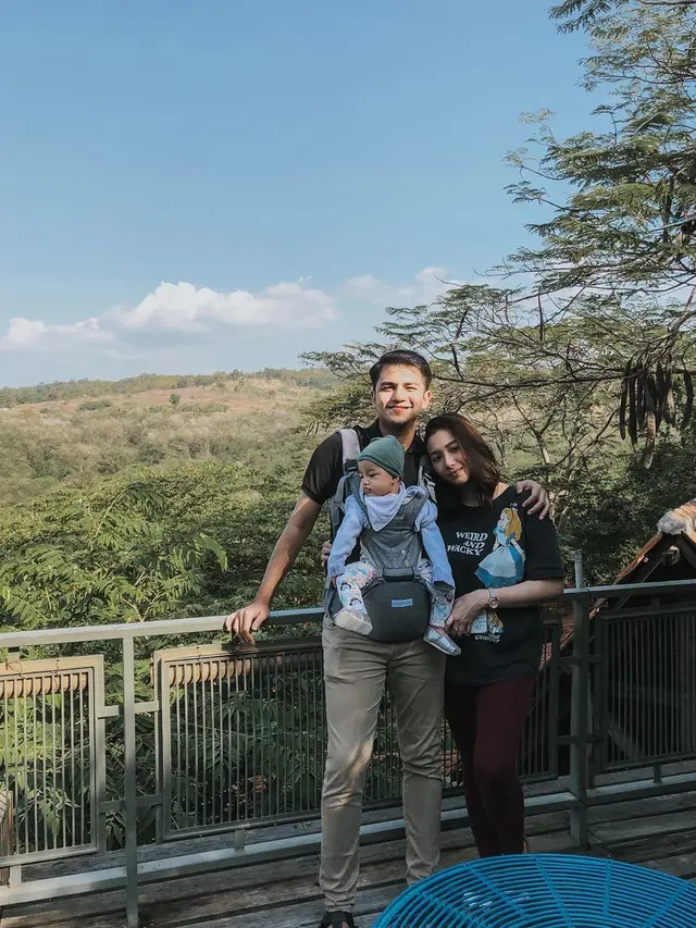 Hamil Lagi Ini 7 Momen Rizky Alatas dan Istri Asuh Anak Pertama yang Baru 8 Bulan