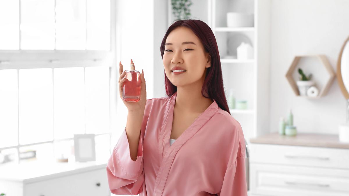 Cara Memakai Parfum agar Wanginya Tahan Lama, Perhatikan Area Semprotnya