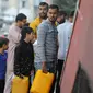 Warga Palestina mengantre untuk mengisi tabung air di Kota Gaza, pada 16 Oktober 2023. (Dawood NEMER/AFP)