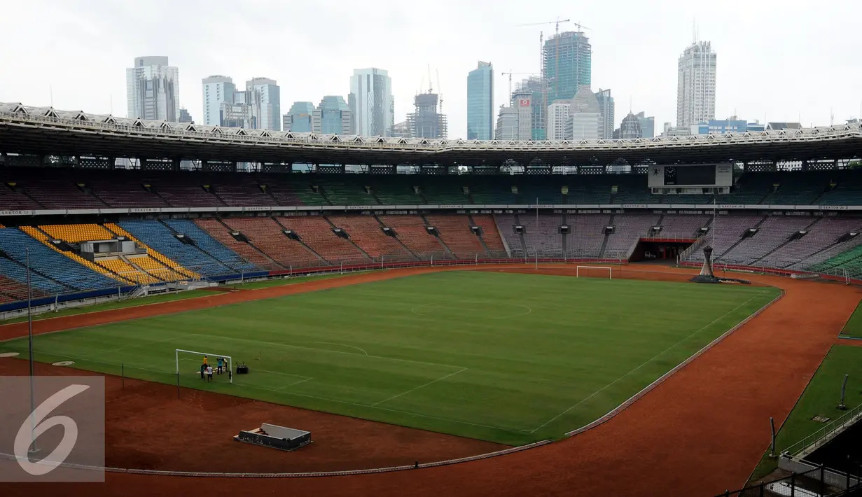 Deretan gedung perkantoran menghiasi salah satu sudut Stadion Gelora Bung Karno, Jakarta, (18/5/2016). Rencananya, Stadion GBK akan mulai direnovasi pada Juni mendatang terkait persiapan pelaksanaan Asian Games 2018. (Liputan6.com/Helmi Fithriansyah)