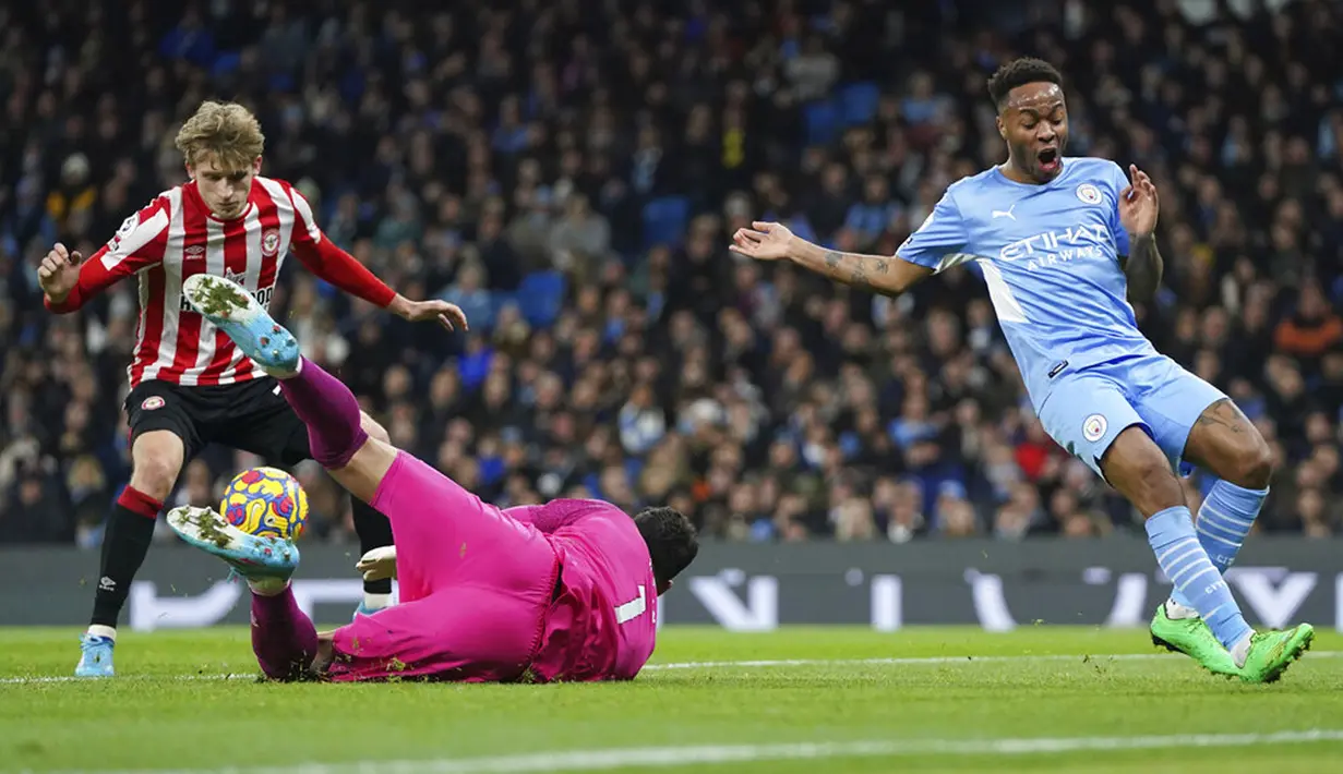 Penjaga gawang Brentford David Raya (tengah) melakukan penyelamatan saat melawan Manchester City pada pertandingan sepak bola Liga Inggris di City of Manchester Stadium, Manchester, Inggris, 9 Februari 2022. Manchester City menang 2-0. (AP Photo/Jon Super)