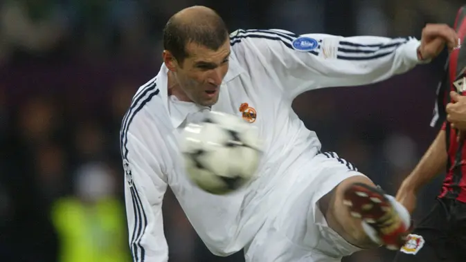 Zinedine Zidane pernah melakukan tendangan voli ikonik ketika dirinya membela Real Madrid pada tahun 2002. Saat itu Real Madrid tengah melawan Bayer Leverkusen, menghasilkan kemenagan Los Blancos dengan skor akhir 2-1. (Foto:AFP/Damien Meyer)