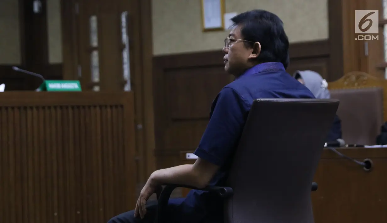 Advokat Lucas saat menjalani sidang dakwaan di Pengadilan Tipikor, Jakarta, Rabu (7/11). Lucas didakwa menghalangi proses penyidikan KPK terhadap tersangka mantan petinggi Lippo Group, Eddy Sindoro. (Liputan6.com/Helmi Fithriansyah)