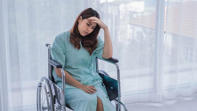 Ilustrasi seseorang pusing memikirkan tagihan rumah sakit