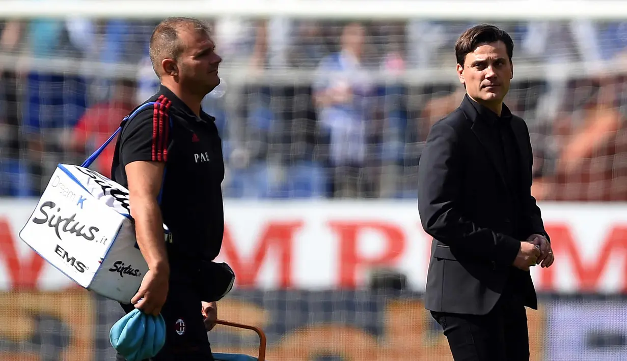 Ekspersi pelatih AC Milan, Vincenzo Montella usai pertandingan melawan Sampdoria pada lanjutan Liga Serie A Italia di Stadion Luigi Ferraris di Genoa (24/9). AC Milan takluk dari Sampdoria dengan skor 2-0.  (AFP Photo/Filippo Monteforte)