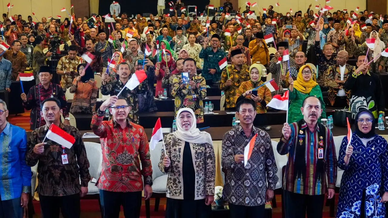 Khofifah bersama kepala sekolah dan Komite sekolah di Jatim. (Dian Kurniawan/Liputan6.com)