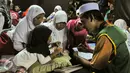 Sejumlah anak belajar mengaji di tenda kemanusiaan Dompet Dhuafa, Jakarta, Jumat (29/4/2016). Warga memilih bertahan di perahu atau tenda daripada pindah ke rusun. (Liputan6.com/Yoppy Renato)