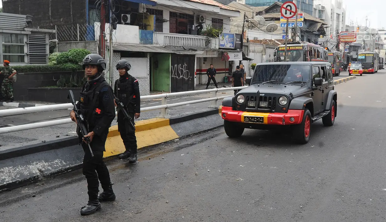 Personel Brimob mengusir massa usai terjadi pembakaran bus milik Brimob Polda Metro Jaya di kawasan Jalan Brigjend Katamso, Slipi, Jakarta, Rabu (22/5/2019). Dua bus milik Brimob Polda Metro Jaya dibakar massa di samping Jembatan Slipi Jaya. (merdeka.com/Arie Basuki)