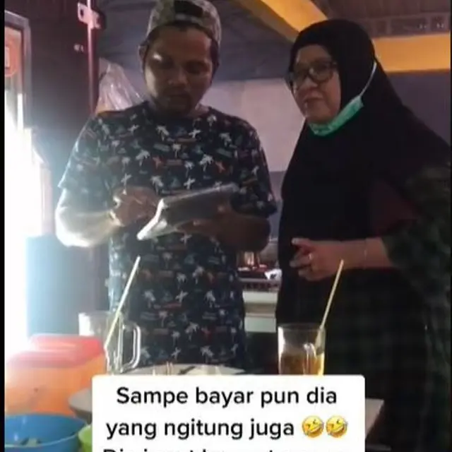 Ibu di Pontianak Hidangkan Makanan Sendiri di Tempat Makan Ramai Pengunjung